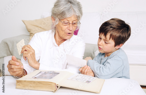 Enkel und Oma schauen ein Fotoalbum an