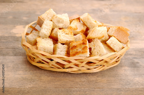 croutons in bascet