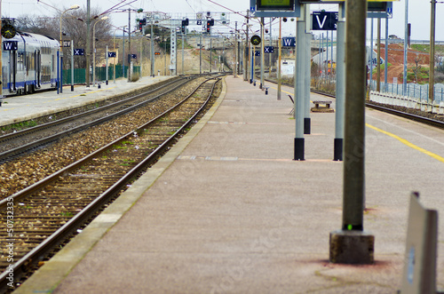 quai de gare et voie ferrée photo