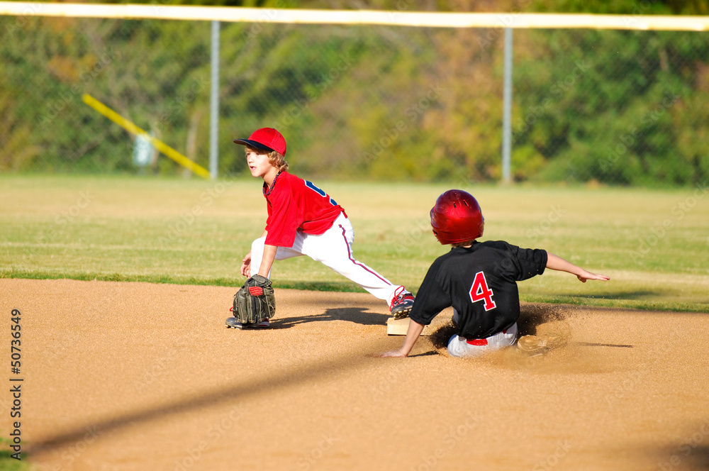 Obraz premium Little league player getting an out