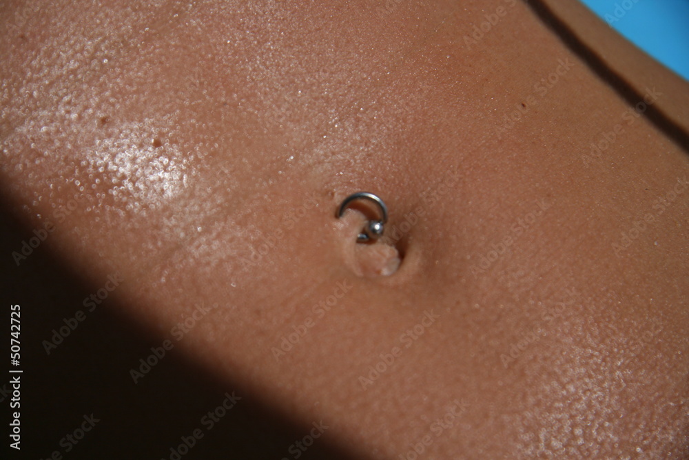 Fototapeta premium Ombelico con piercing