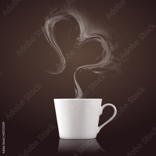 Kaffeetasse mit Dampf in Herzform