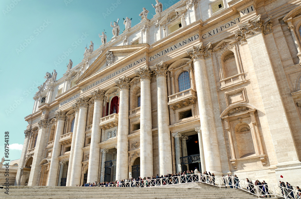 Rom Petersdom im Sommer mit Touristen - Saint Peter Rome Facade