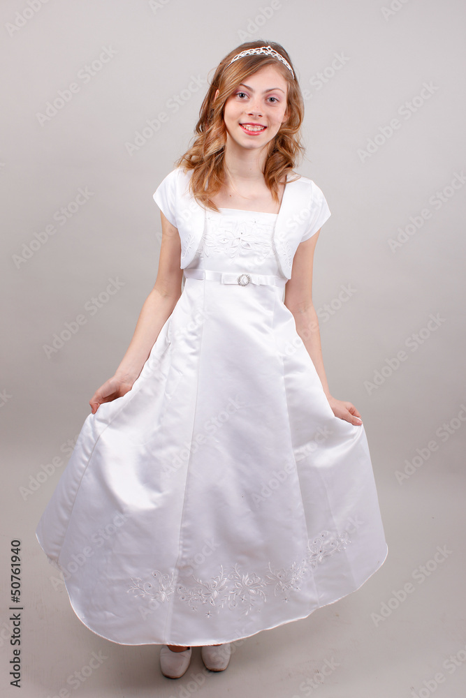 Mädchen im weißen Kleid