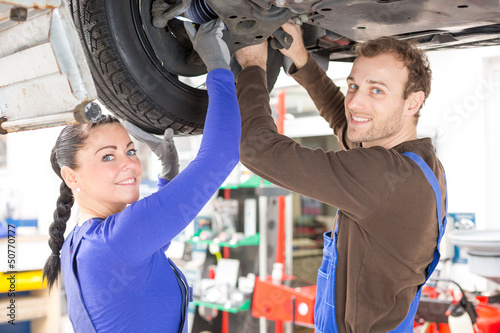 KfZ Mechatroniker reparieren reparieren Fahrzeug auf Hebebühne