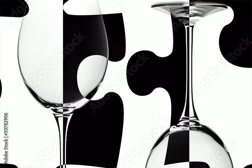 Bicchieri di vino su sfondo puzzle photo