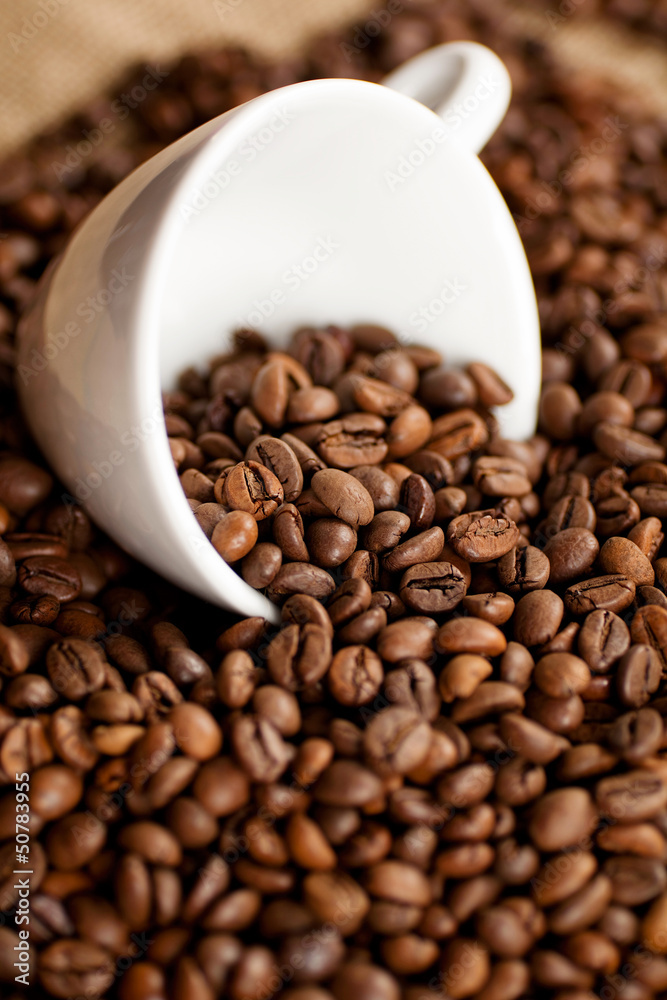 kaffeetasse und kaffeebohnen kaffeetasse und kaffeebohnen