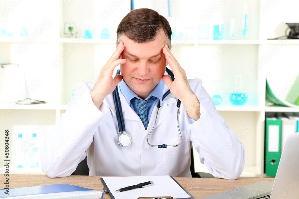 Fototapeta premium Medical doctor working at desk