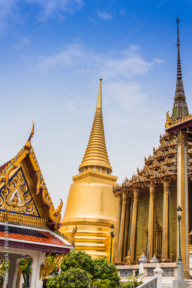 Fototapeta premium Golden pagodas of Wat Phra Kaew