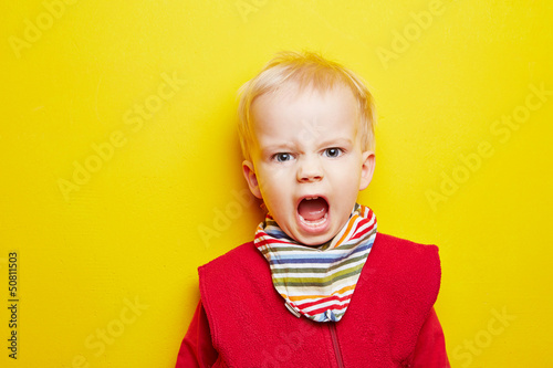 Kleines Kind schreit wütend Fototapeta
