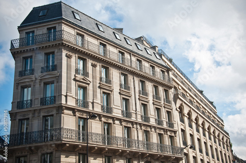 immeuble parisien en coin avec balcons © pixarno