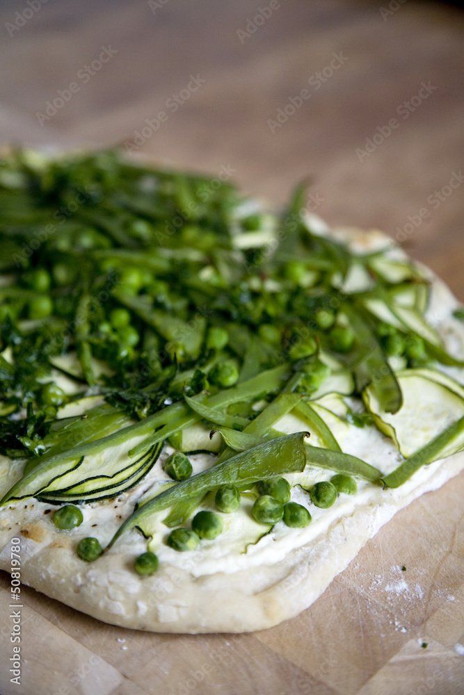 Pizza mit Zuckerschoten, Zucchini, Spinat, Schmand und Erbsen Pizza mit Zuckerschoten, Zucchini, Spinat, Schmand und Erbsen