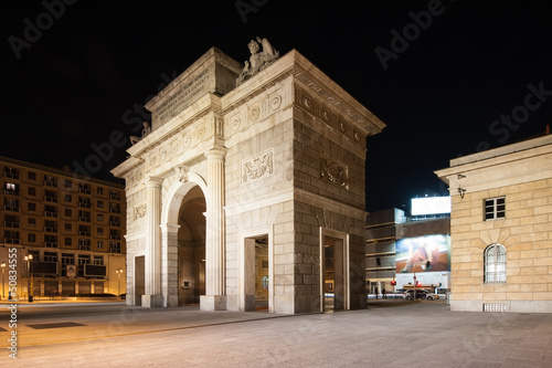 Foto Porta Garibaldi ancient city entrance. Milan, Italy.