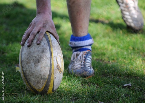 ramasser le ballon au rugby photo