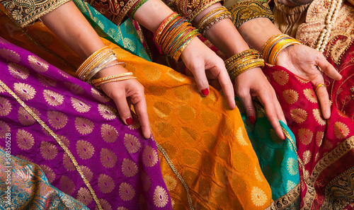 Bollywood dancers in sari © Fyle