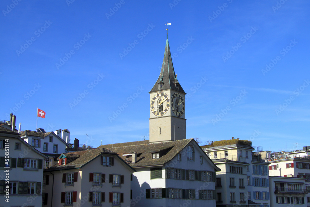 Züricher Altstadtpanorama mit Schweizer Flagge