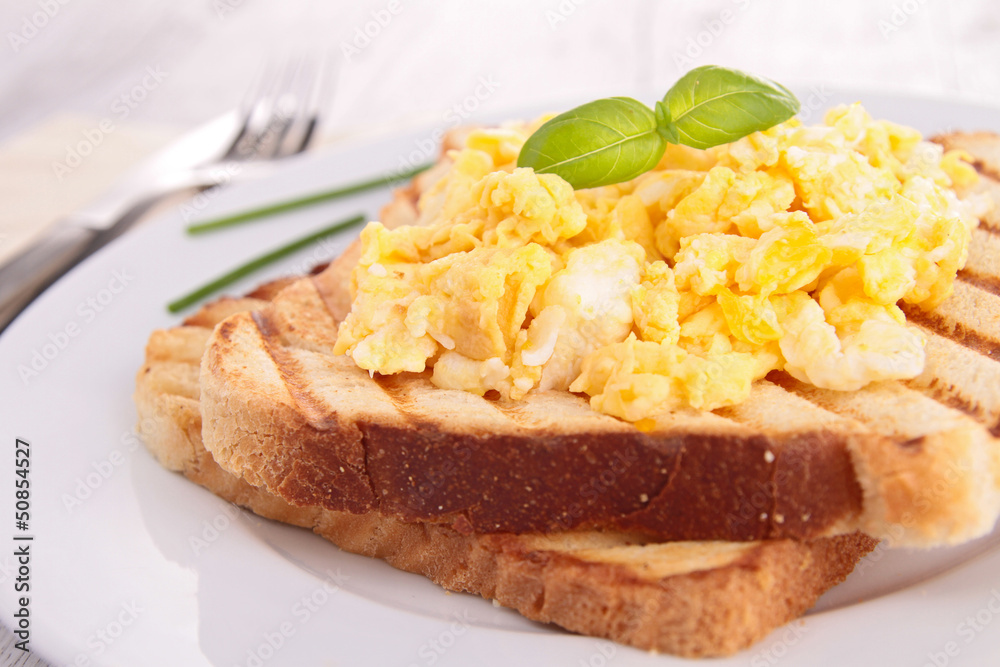 scrambled egg on toast