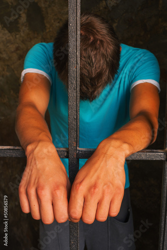 Obraz na płótnie Man behind the bars w salonie