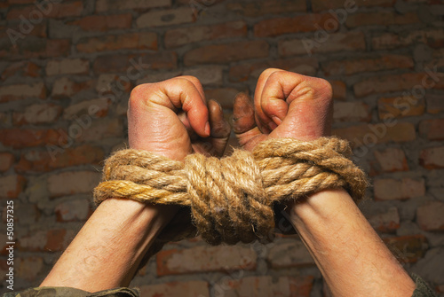 Obraz na płótnie Hands tied up with rope w salonie