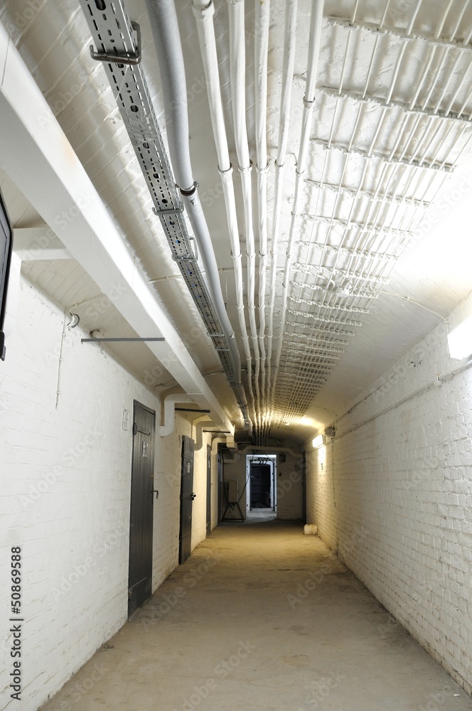 długi oświetlony korytarz w piwnicy - obrazy, fototapety, plakaty 
