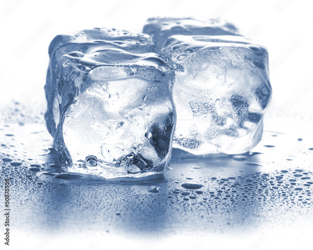 Obraz premium Ice cubes isolated on white