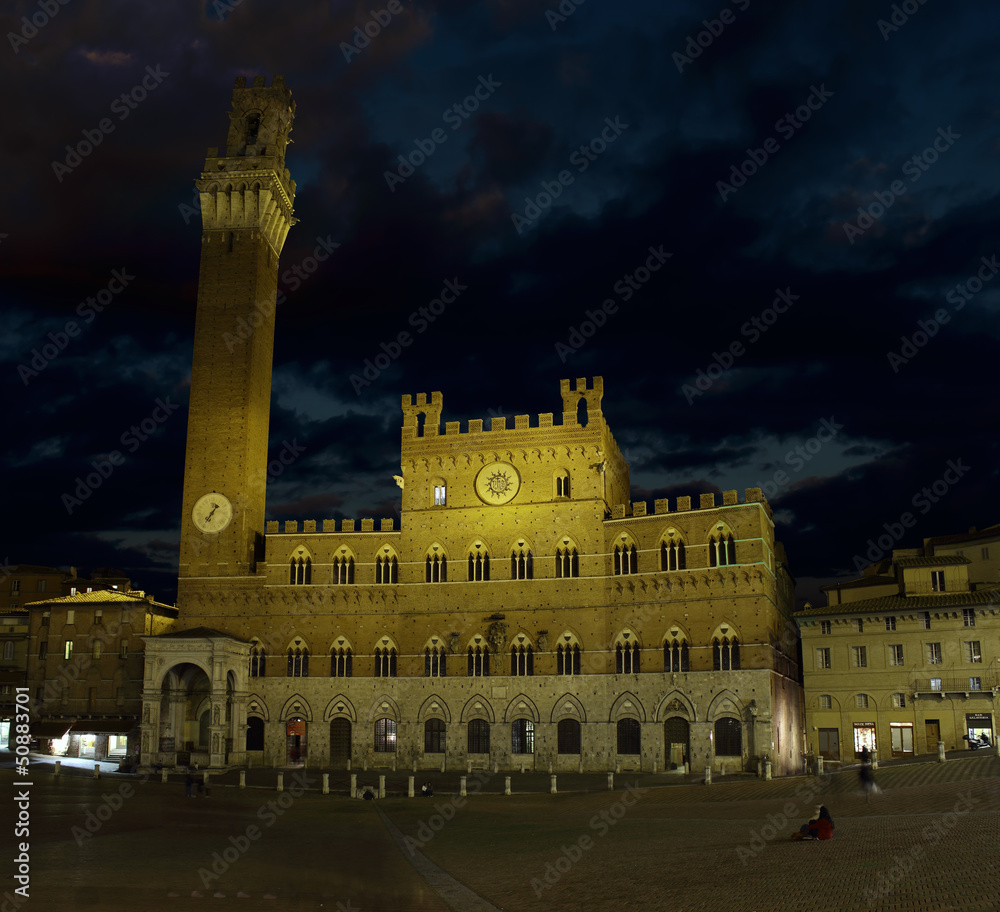 Piazza del Campo at night
