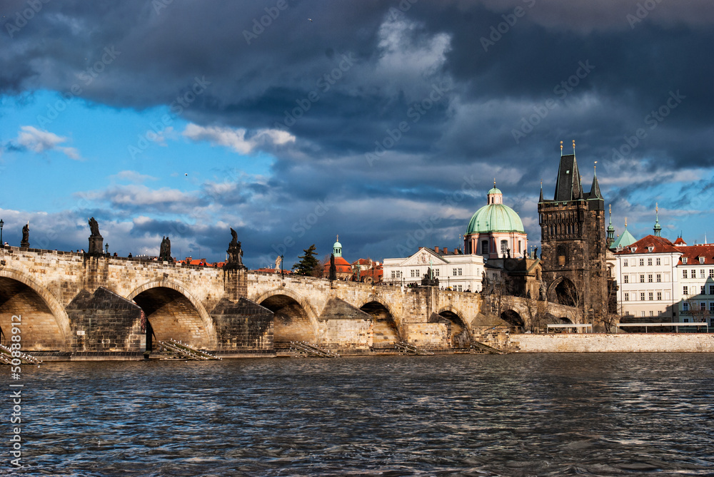 Obraz premium Charles bridge across the river in old town of Praha