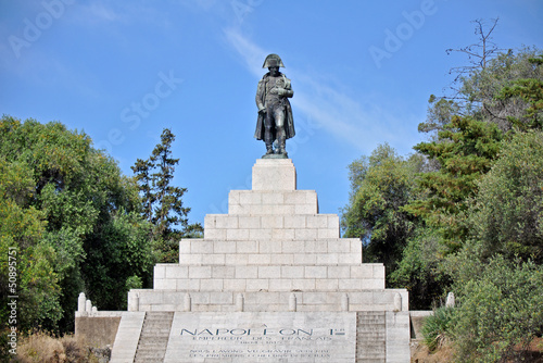 Foto Napoleon-Denkmal auf Korsika mit Sockel und Treppe