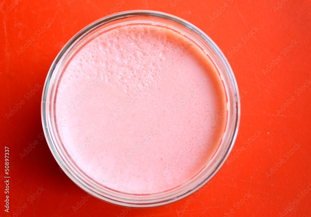 verrine crème lactée à la fraise verrine crème lactée à la fraise