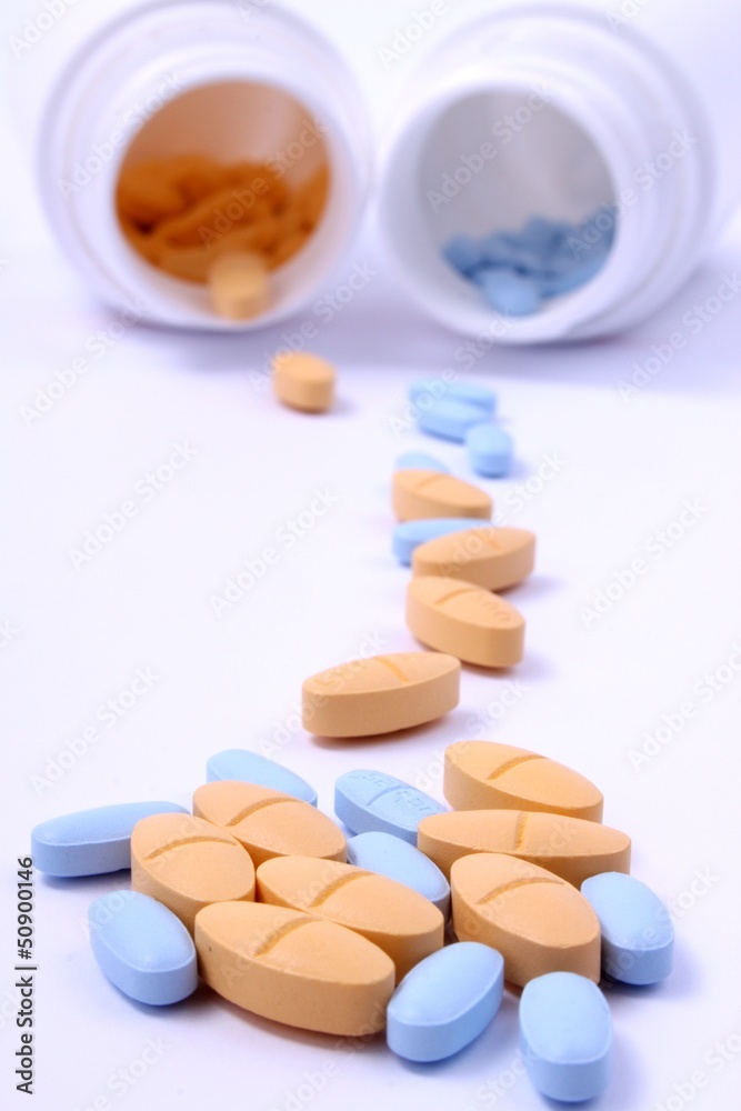 bunte Tabletten aus Pillendöschen hell Hintergrund bunte Tabletten aus Pillendöschen hell Hintergrund