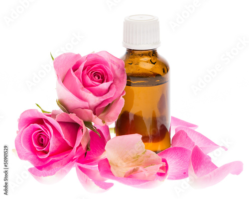 Rosenöl mit Rosenblüten auf weißem Hintergrund