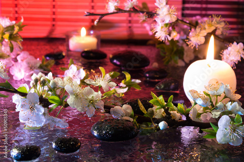 fiori di mandorla con candela e pietre nere - cromoterapia