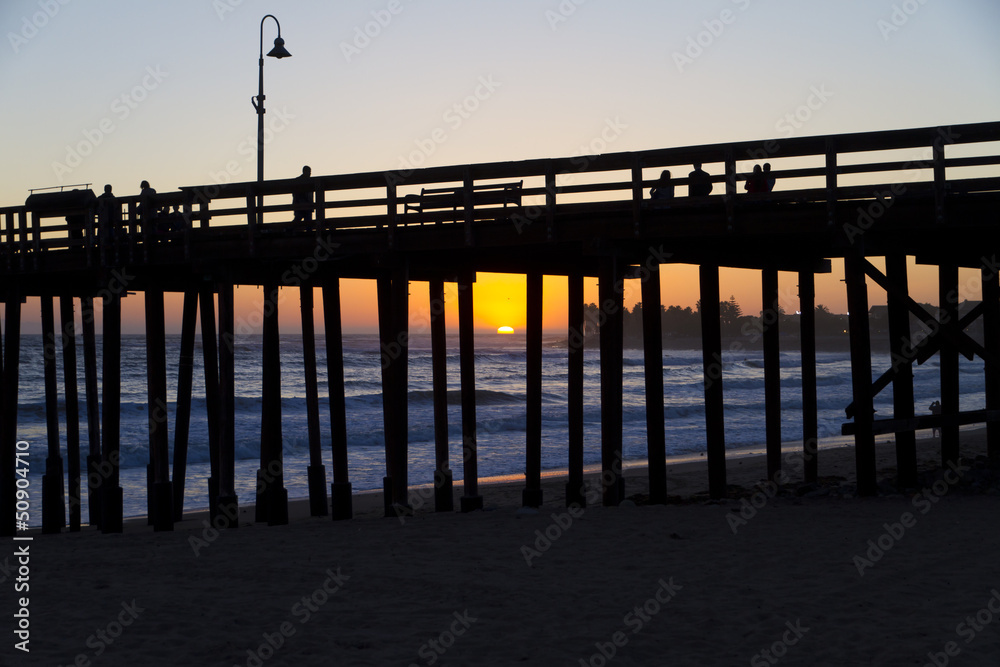 Fototapeta premium Pier with setting sun
