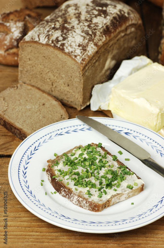 Buttered bread with chives