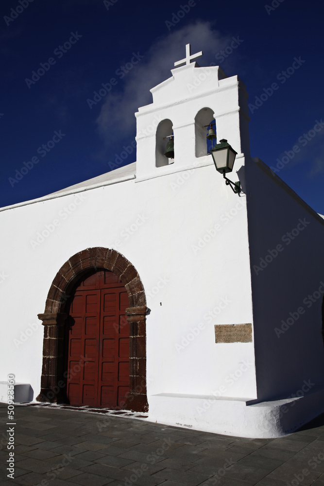 Kirche auf Lanzarote vor blauem Himmel