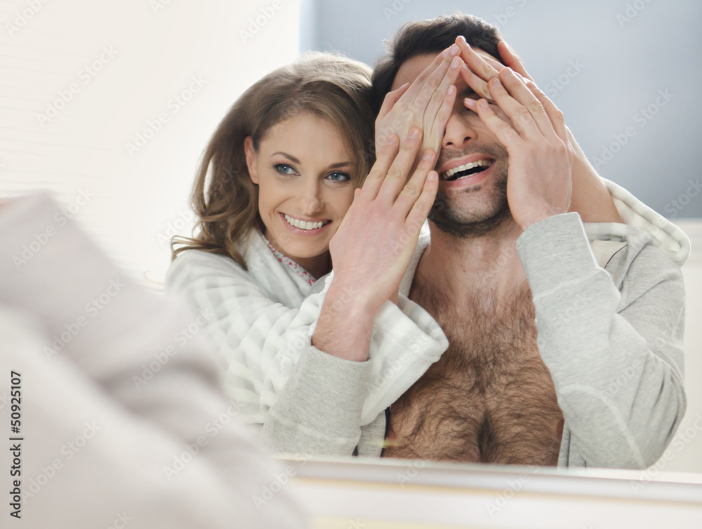 Naklejka premium szczęśliwa para w łazience
