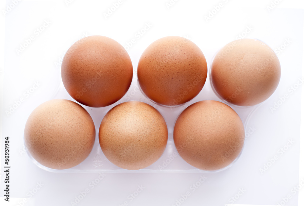 Huevos en soporte con fondo blanco cenital