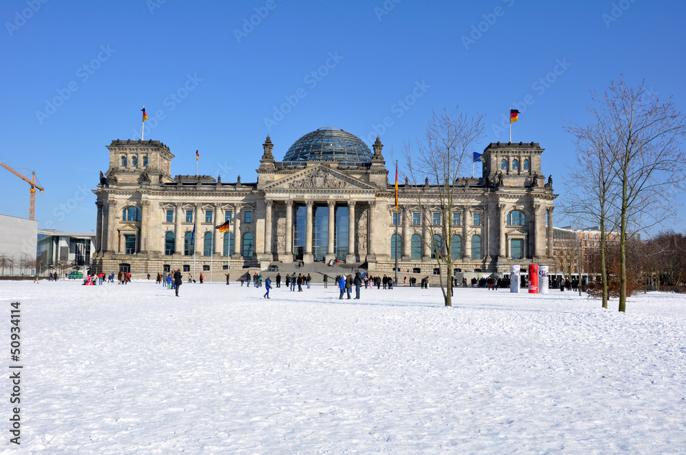 Naklejka premium Berlin - Reichstag im Winter mit Schnee