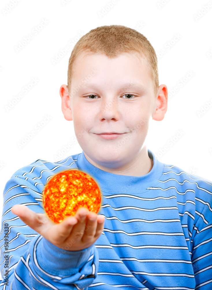 Мальчик держит в руках солнце в виде звезды