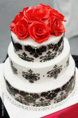 Delicious  black and white wedding cake