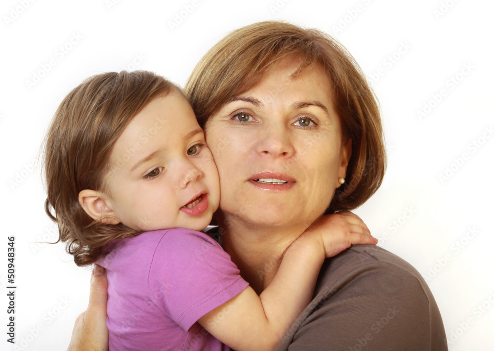 Eine Oma drückt ihre Enkeltochter Eine Oma drückt ihre Enkeltochter
