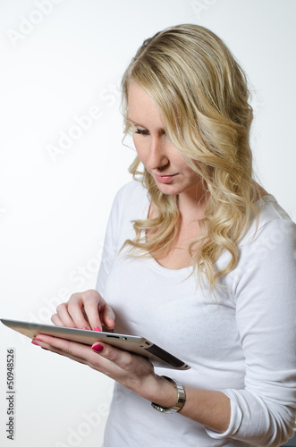 Junge Frau arbeitet mit Tablet