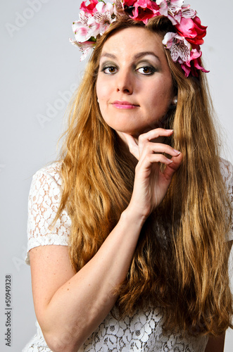 Frühling: Junge, blonde Frau mit Blumenkranz im Haar © doris oberfrank-list