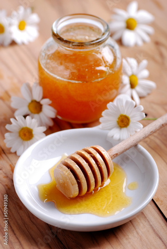 miele grezzo biologico con margherite