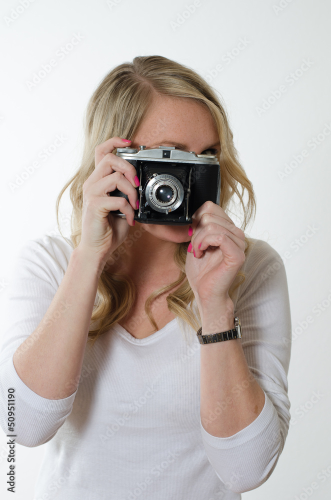 Frau fotografiert mit historischer Kamera Frau fotografiert mit historischer Kamera