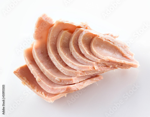 Foto canned tuna fish. Piece on white