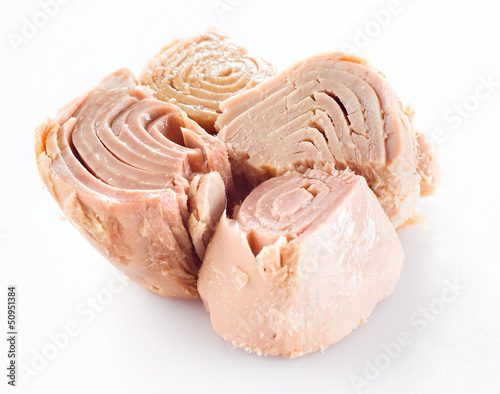 Foto conserved tuna fish on white