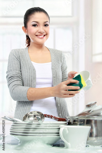 washing dishes © Odua Images