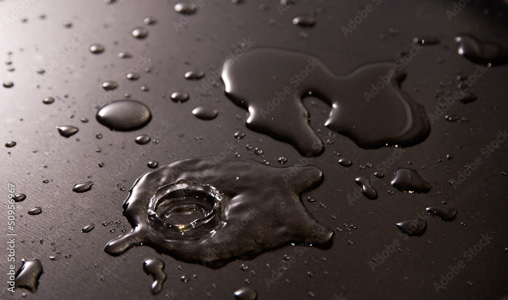 Gocce di acqua limpida