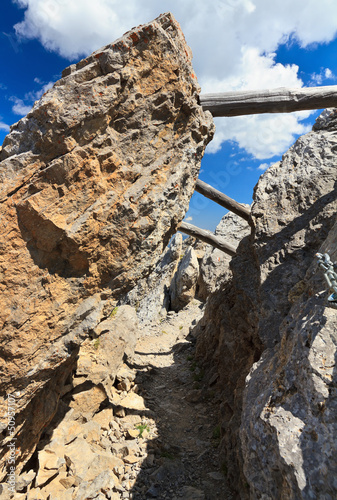 sentiero tra le rocce - path between rocks photo